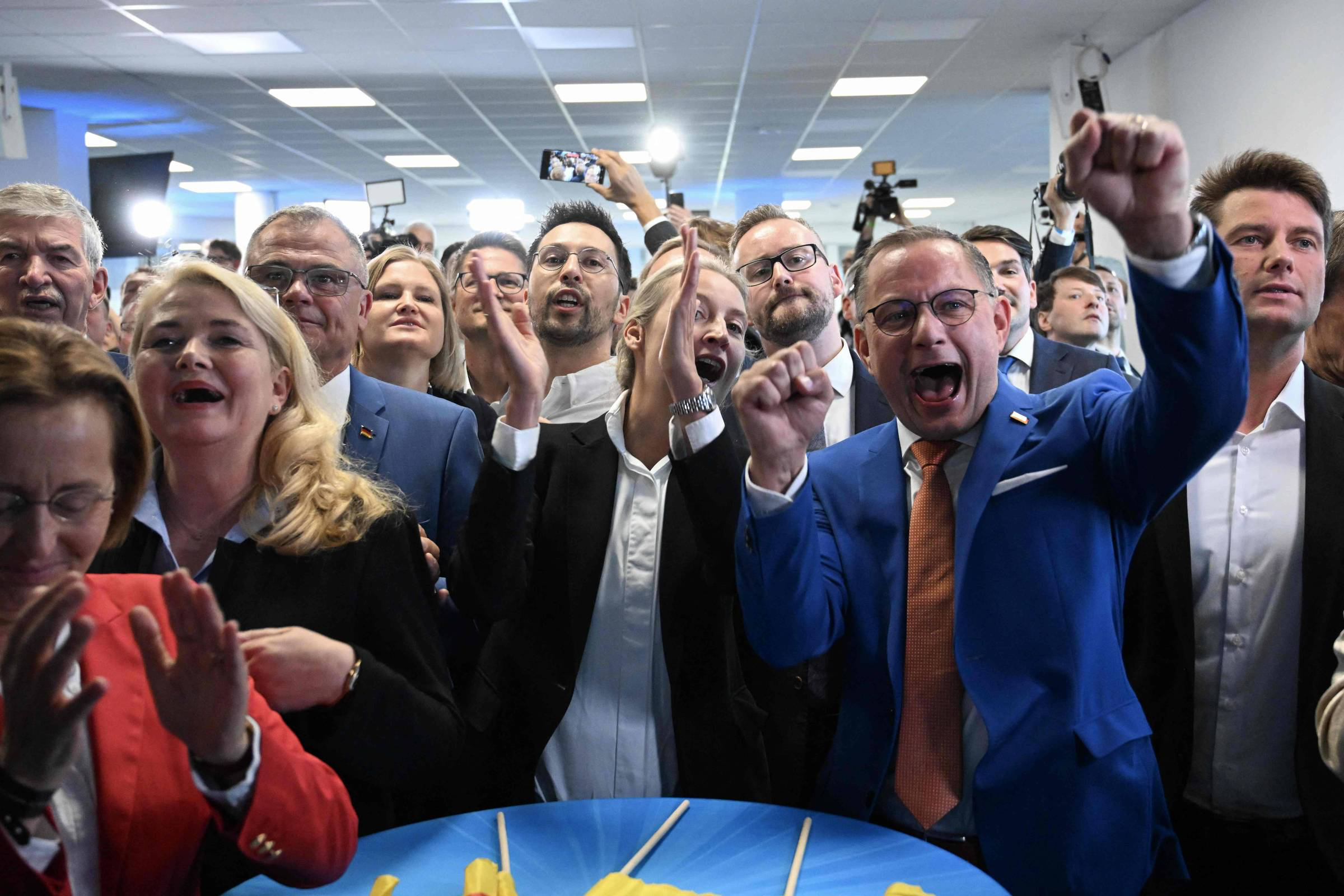 Celebração Política Intensa: Vitória e Entusiasmo Coletivo