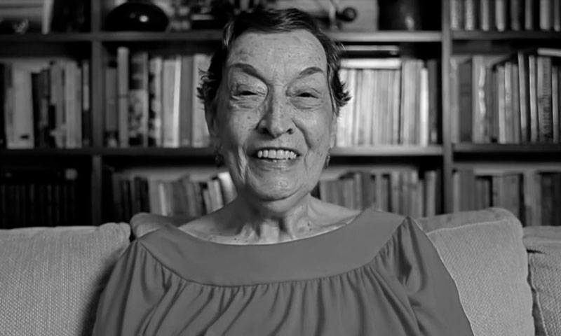 Sorriso de Mulher Idosa em Ambiente Intelectual