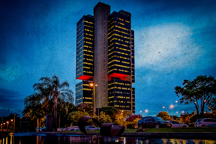 Edifício Moderno Noturno em Brasília com Luzes Acensas