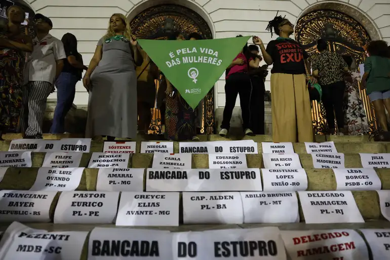 Mulheres Protestam Contra a "Bancada do Estupro" no Brasil