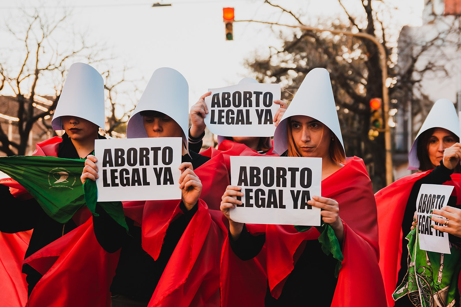 Mulheres em protesto por aborto legal com trajes de Aia