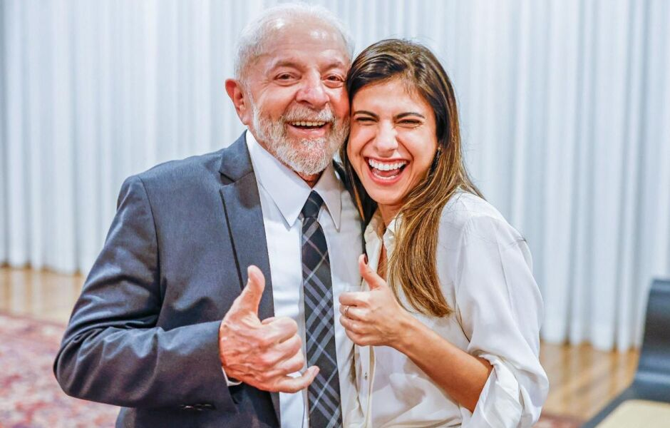 Lula e Jovem Apoiadora: Otimismo e Aprovação