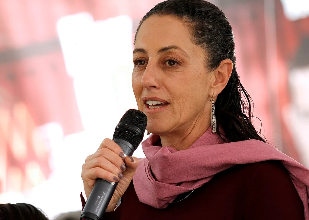 Líder política discursa em evento com microfone