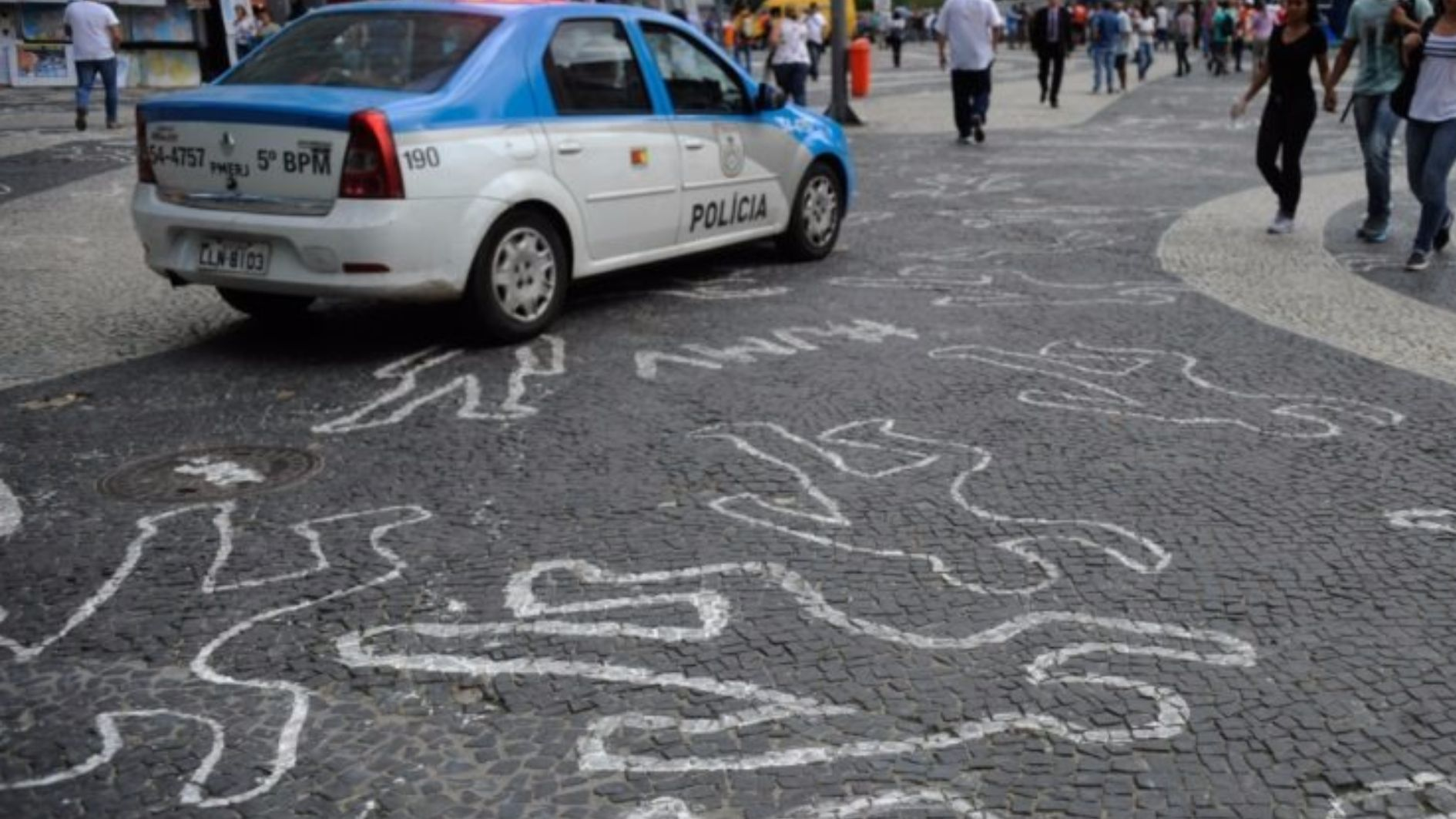 Violência Urbana: Carro da Polícia e Contornos de Vítimas