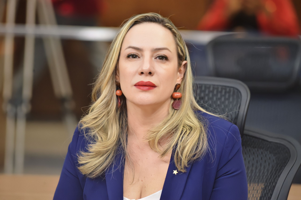 A delegada Adriana Accorsi, pré-candidata do PT em Goiânia, sonha em ser prefeita da cidade que a acolheu e que seu pai, o ex-prefeito Darci Accorsi, entregou com aprovação recorde de 90%
