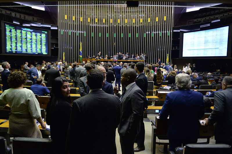 Contra o povo: Congresso mantém veto de artigo que puniria fake news