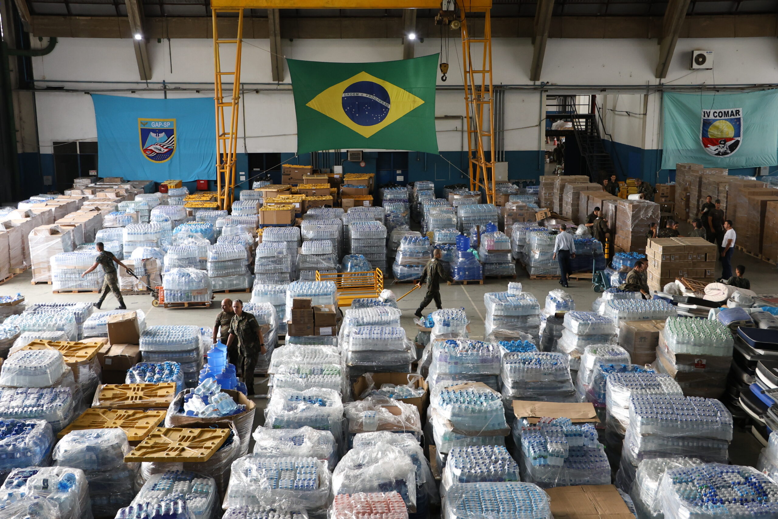 Militares Brasileiros Organizando Ajuda Humanitária em Armazém