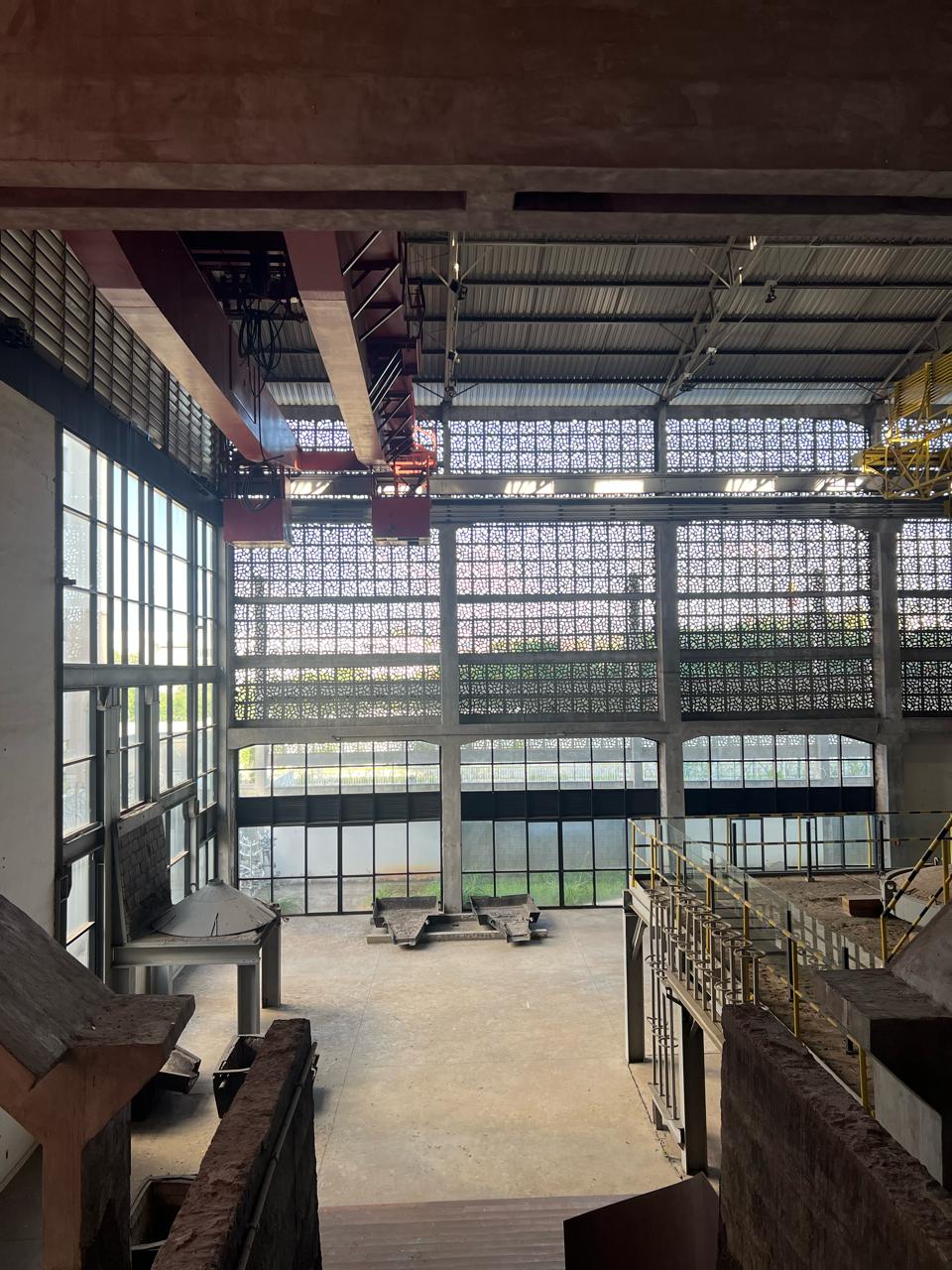 Grande Nave Industrial Vazia: Memória e Transição