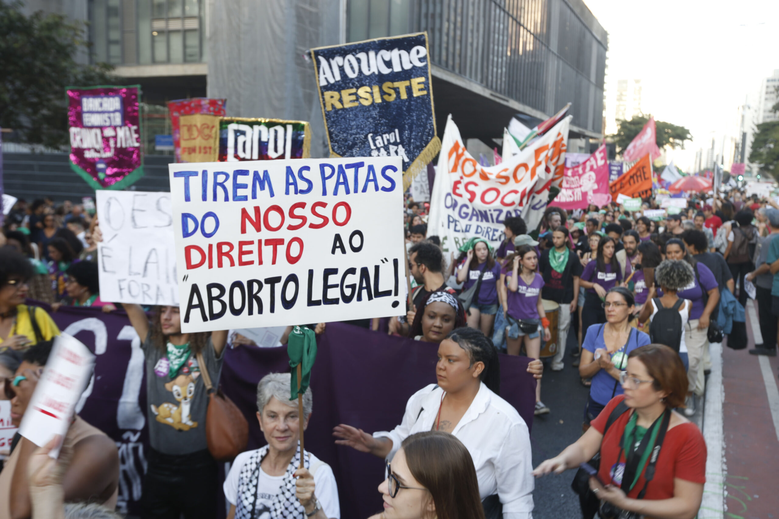 Mulheres marcham exigindo aborto legal e direitos reprodutivos.