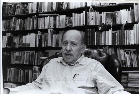 Retrato de homem em biblioteca do acervo Fundação Perseu Abramo