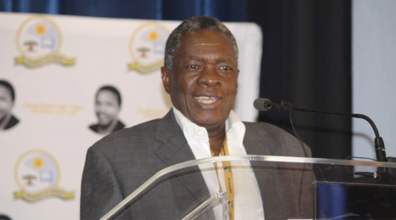 Homem negro em discurso inspirador na Fundação Perseu Abramo