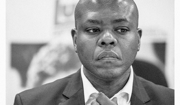 Retrato de Homem Negro em Reflexão, Ajustando Gola