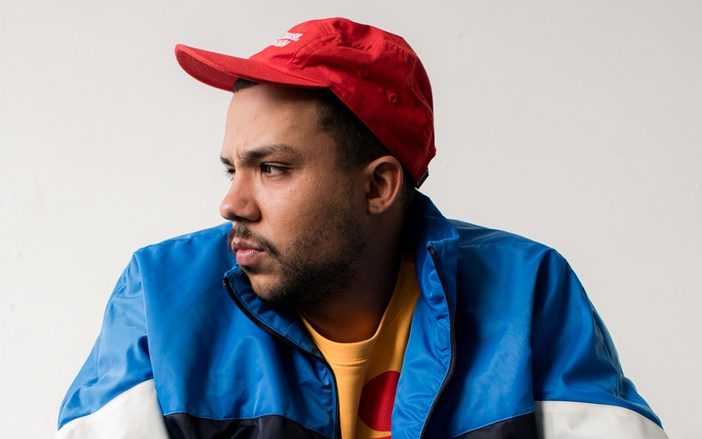 Jovem Homem de Boné Vermelho e Olhar Pensativo