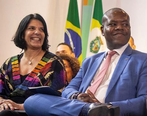 Lideranças Sorridentes em Evento Político no Brasil