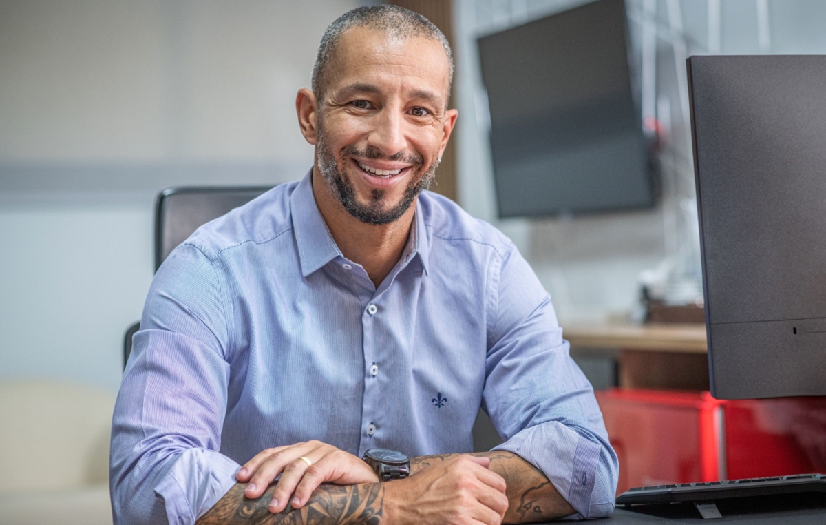 Homem Sorridente e Confiante em Ambiente Profissional