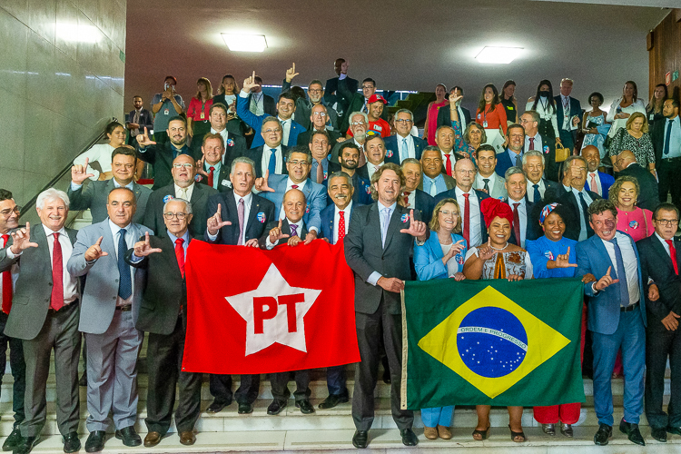 Lideranças do PT celebram união com bandeiras do Brasil