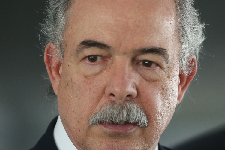 Retrato de Homem Maduro com Bigode Grisalho: Expressão Séria