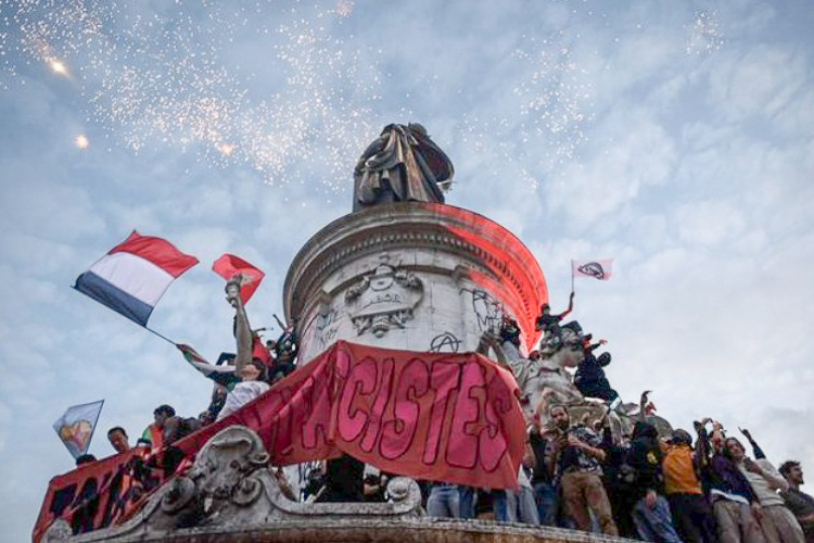 Manifestação Popular no Monumento da República, Paris