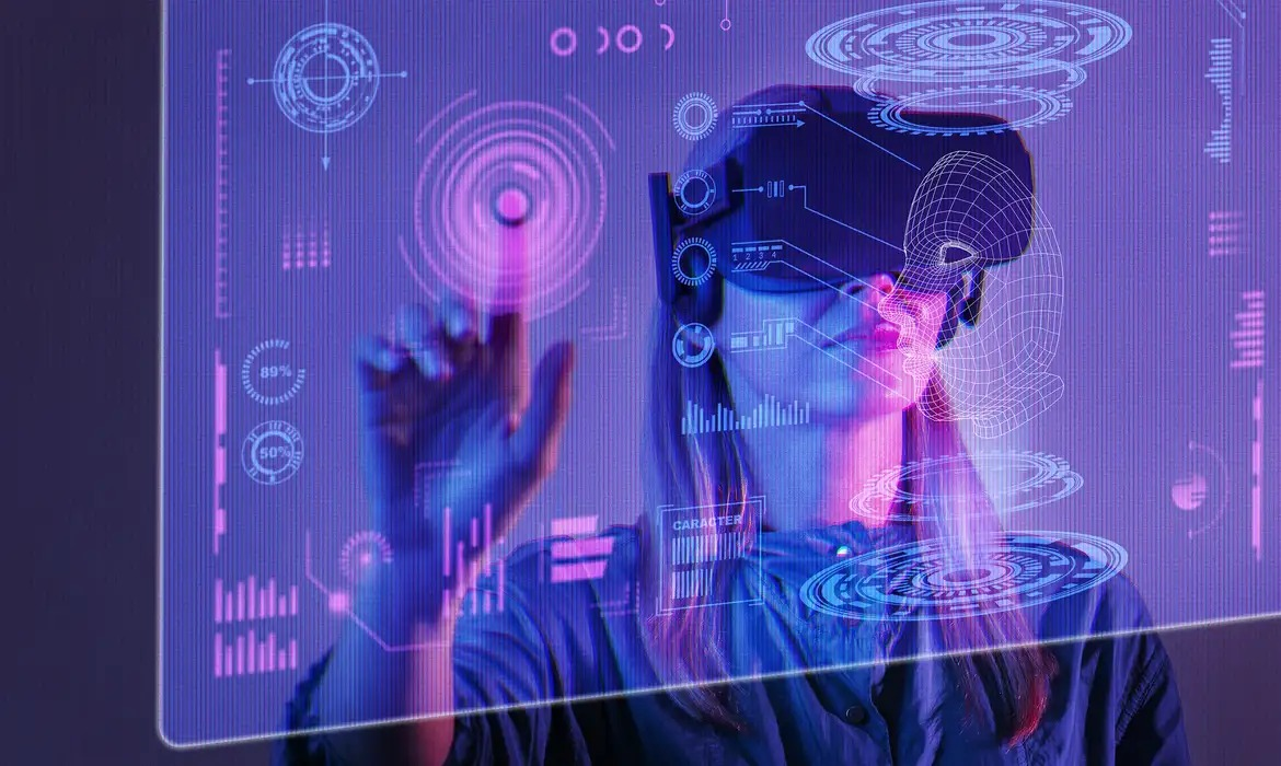 Mulher interage com realidade virtual e interface futurista.