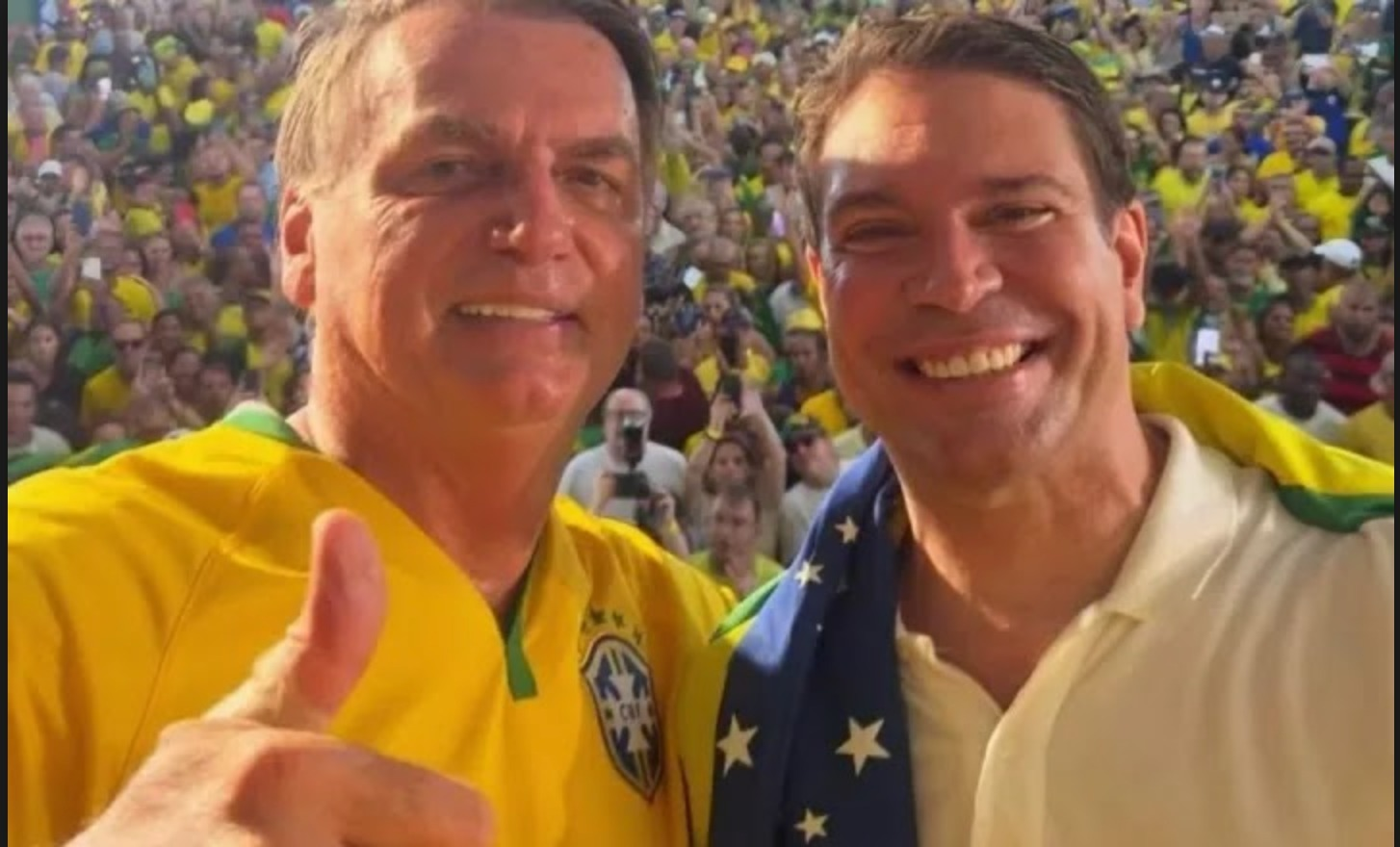Bolsonaro e Moro sorriem em meio a multidão apoiadora.