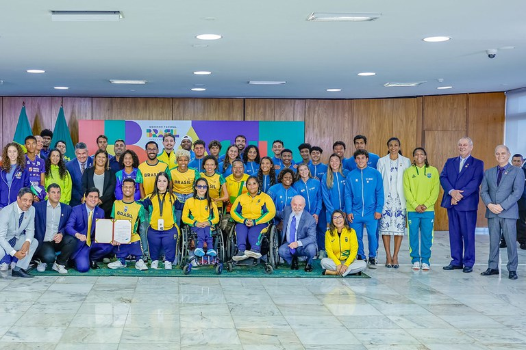 Lula e atletas em evento de inclusão esportiva e união.