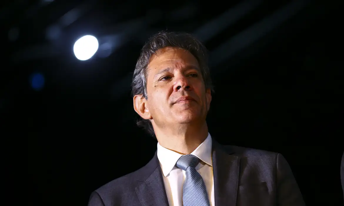 Fernando Haddad em Pose Pensativa durante Evento Político