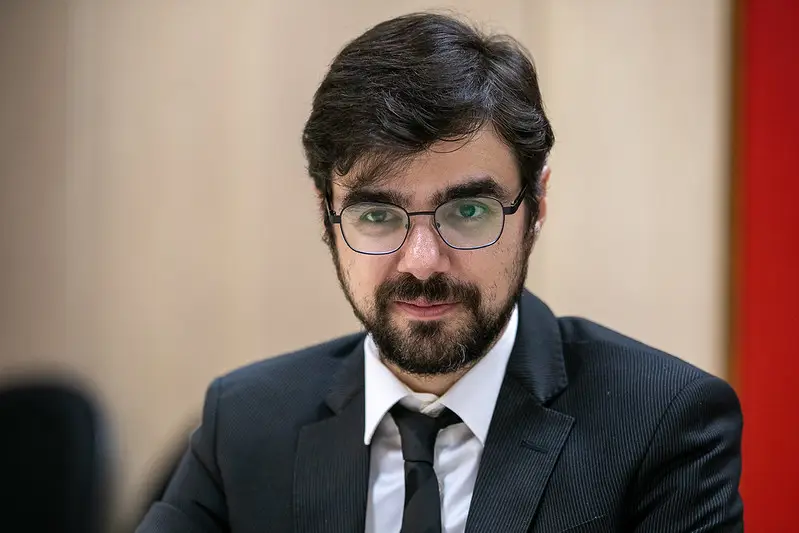 Retrato profissional de homem com óculos e barba