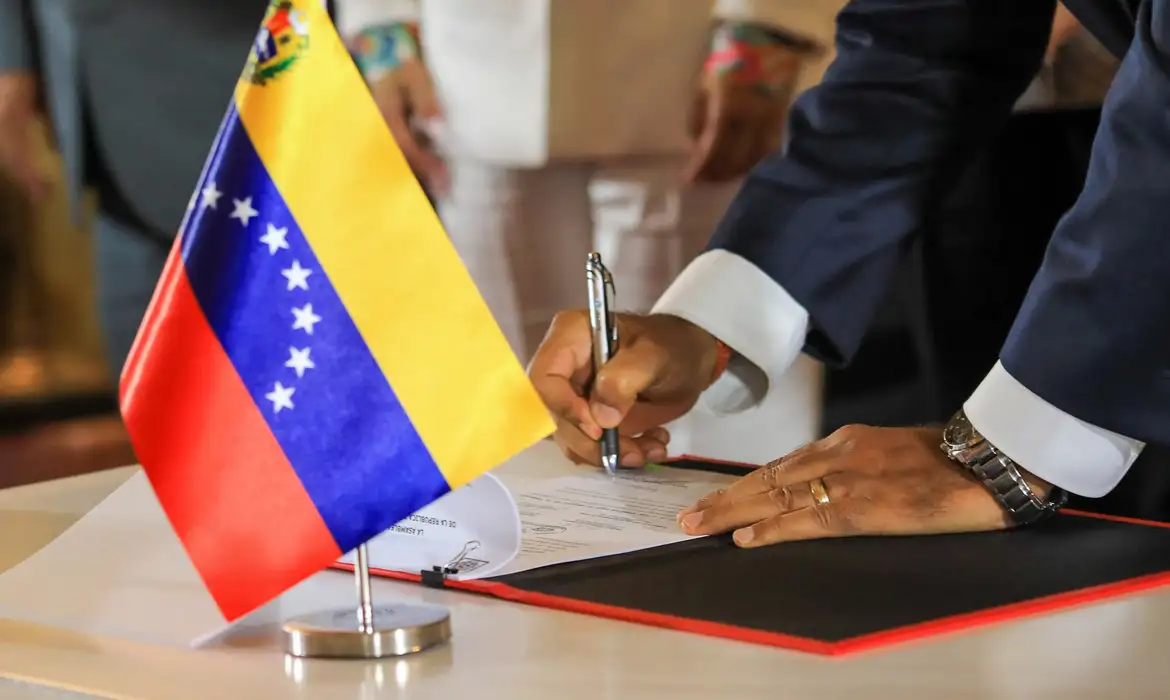 Assinatura de Acordo Diplomático com Bandeira da Venezuela