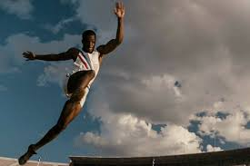 Atleta em Salto: Determinação e Superação