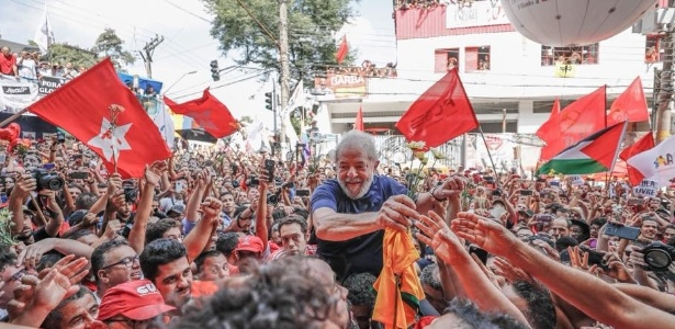Lula em meio a apoiadores fervorosos em manifestação popular