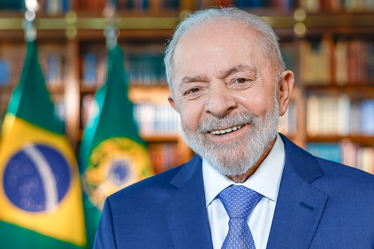 Retrato do Presidente Lula: Sorriso e Símbolos Nacionais
