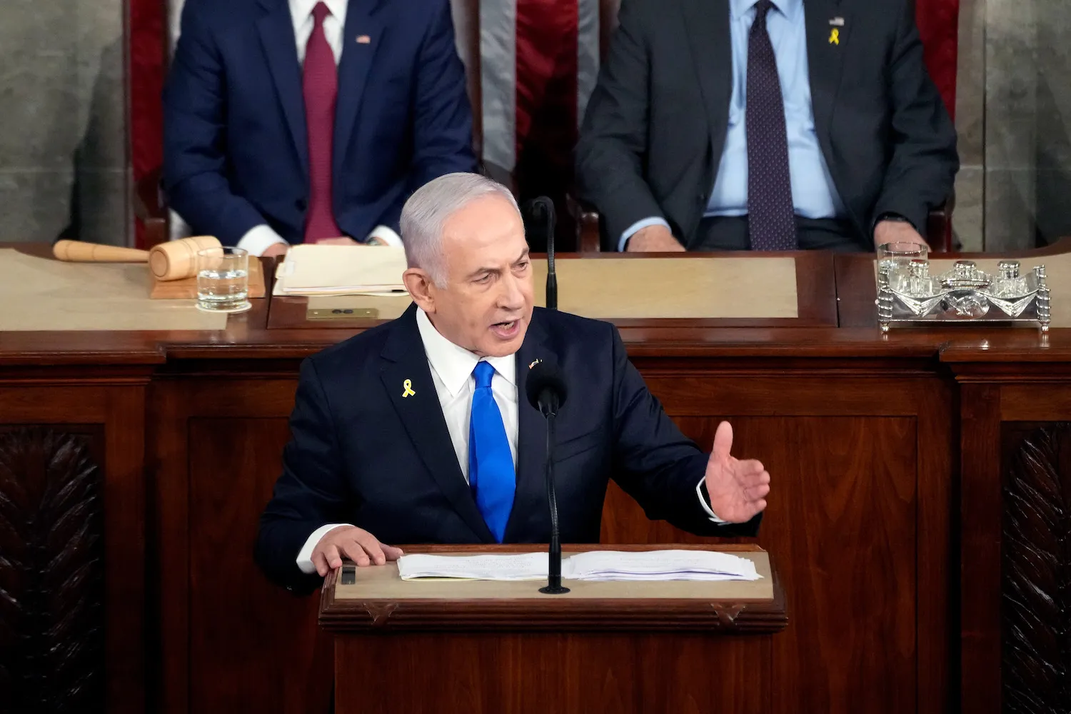 Netanyahu discursa no Congresso Americano com laço amarelo