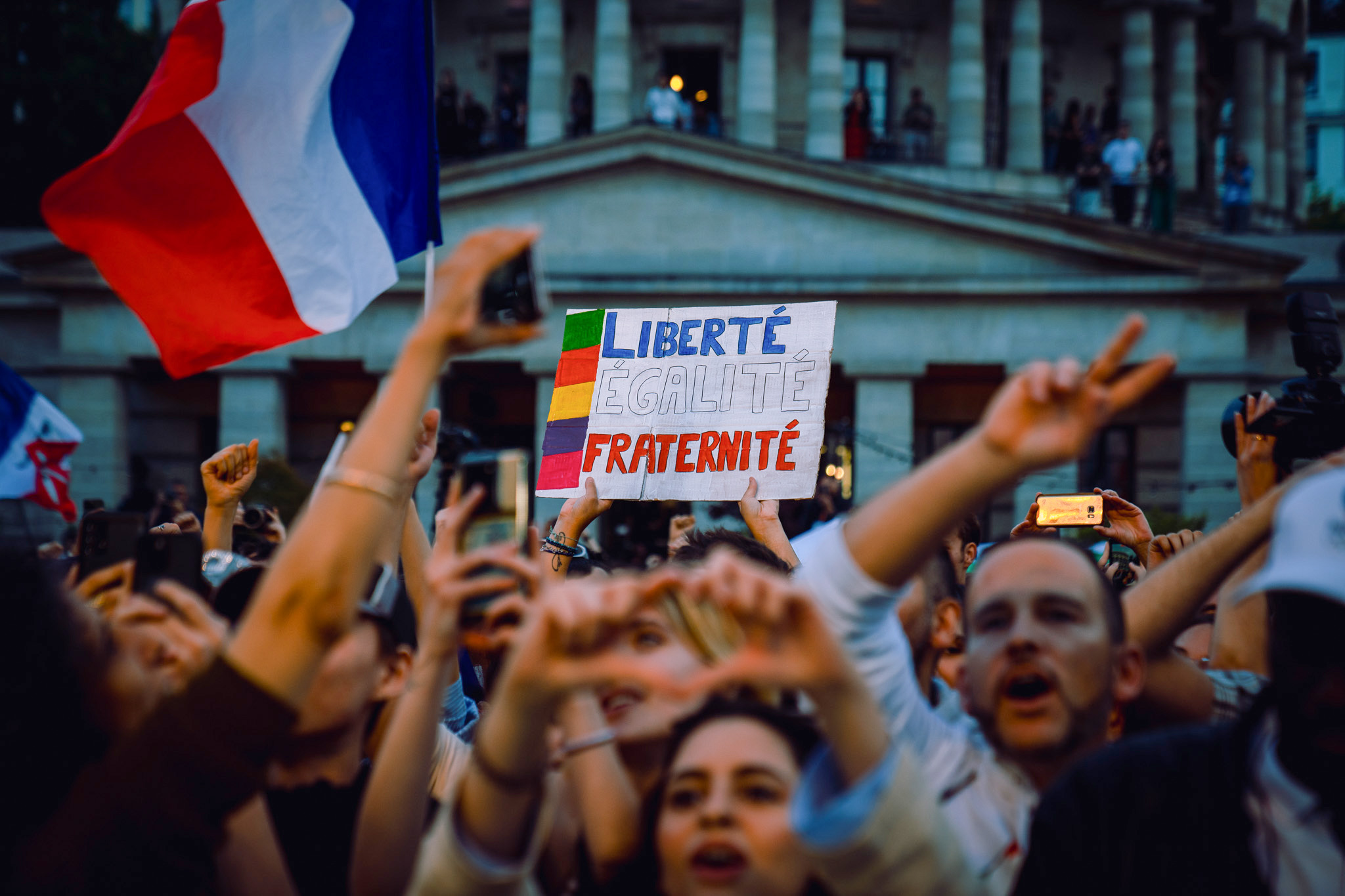 Protesto na França: Liberdade, Igualdade, Fraternidade e Diversidade.