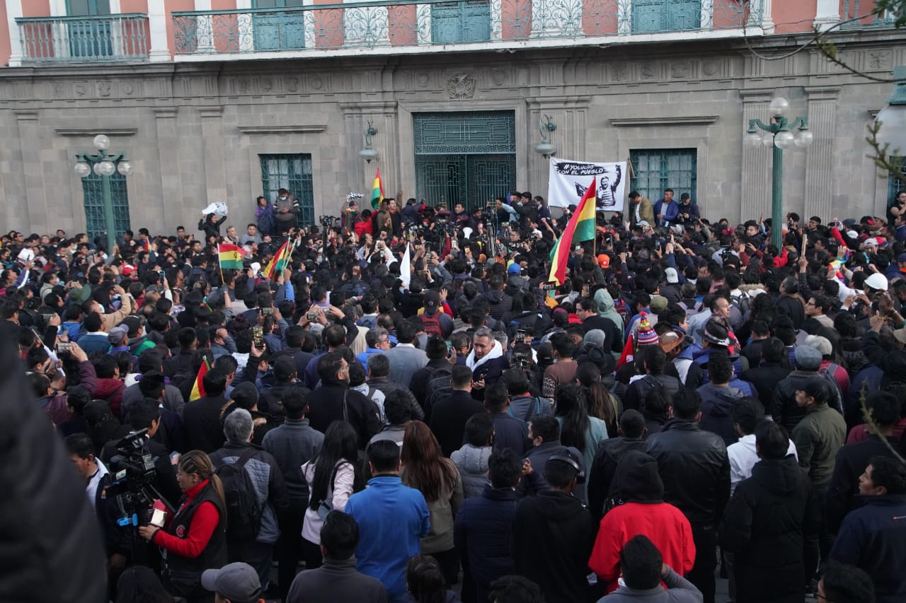 Multidão Boliviana Marcha por Justiça e Povo Unido