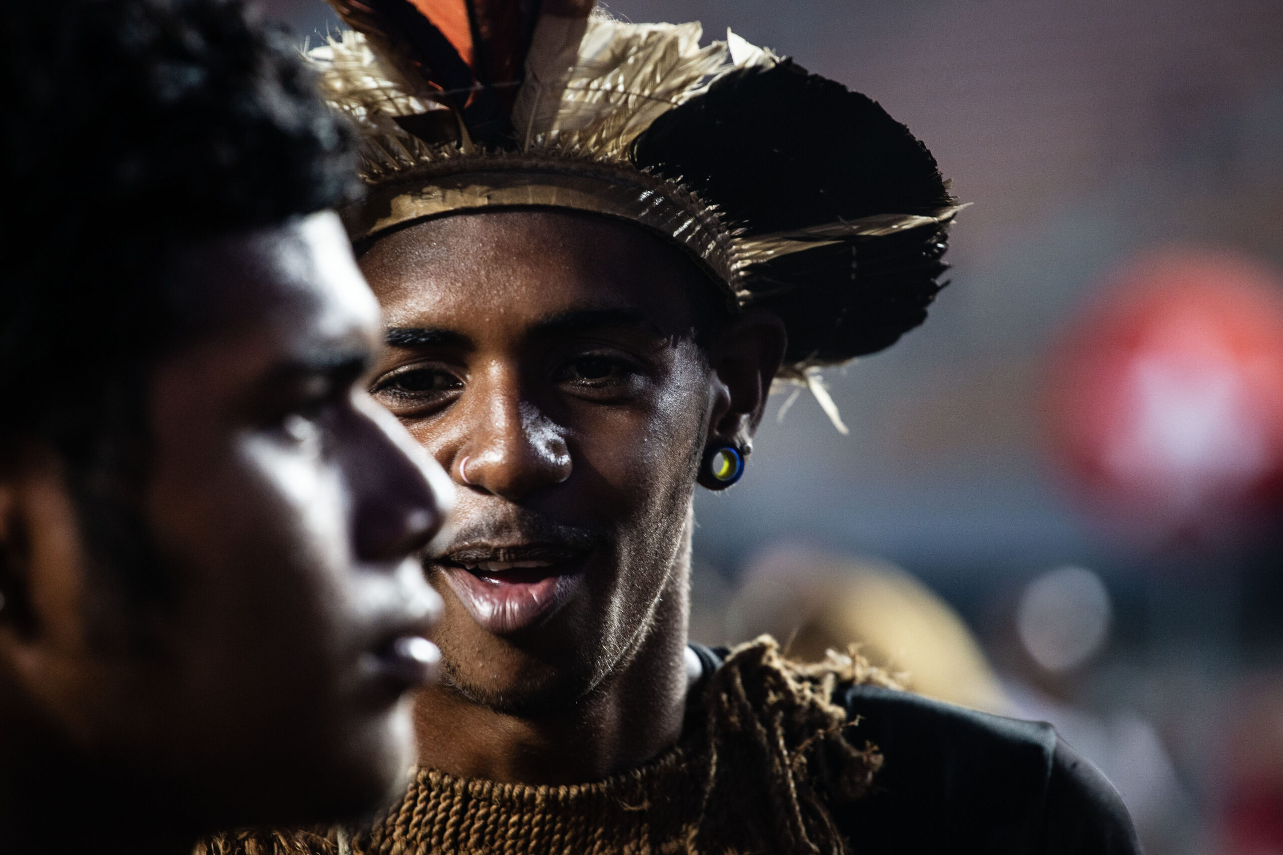 Retrato de Jovem Indígena em Evento Cultural