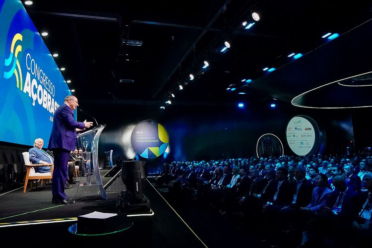 Congresso Aço Brasil: Discurso em Plenária e Audiência Atenta