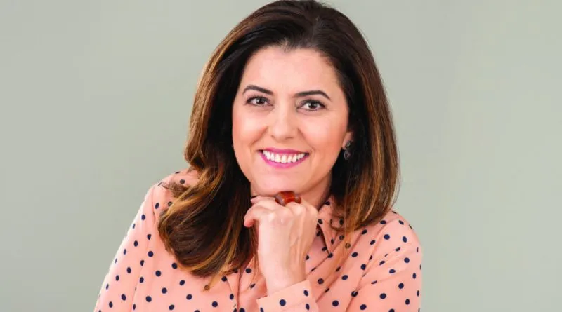 Retrato de Mulher Sorridente e Acolhedora