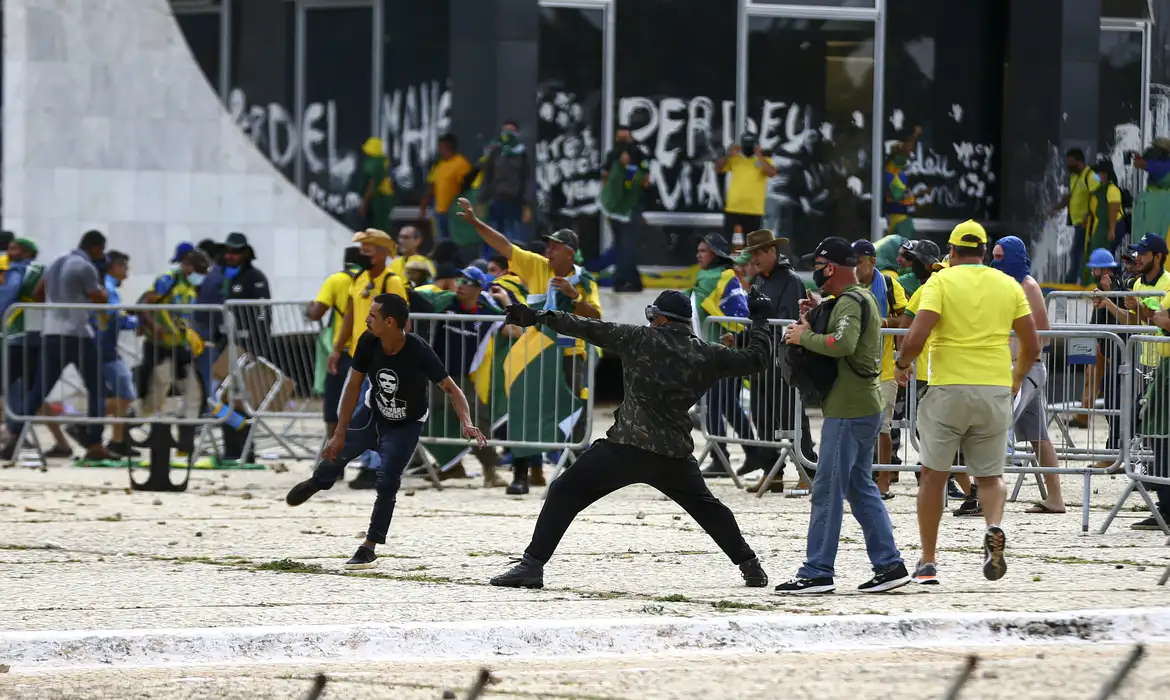 Confronto e Vandalismo em Manifestação Política no Brasil