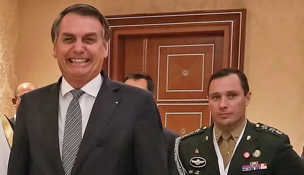 Bolsonaro sorrindo com militar de alta patente
