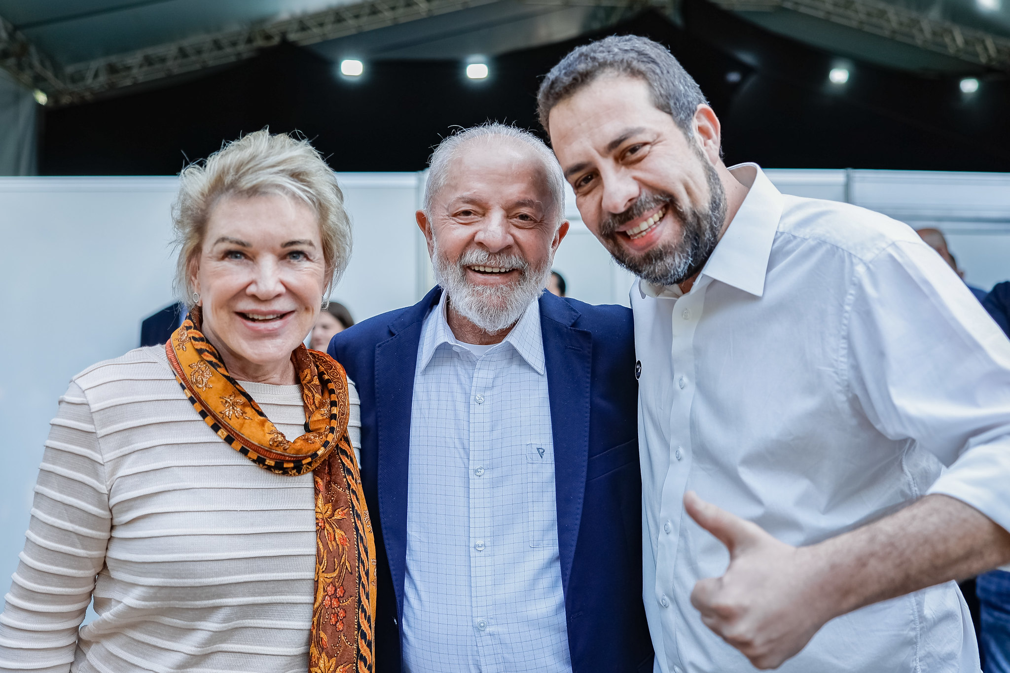 Lula, Janja e Apoiador Sorrindo em União Política