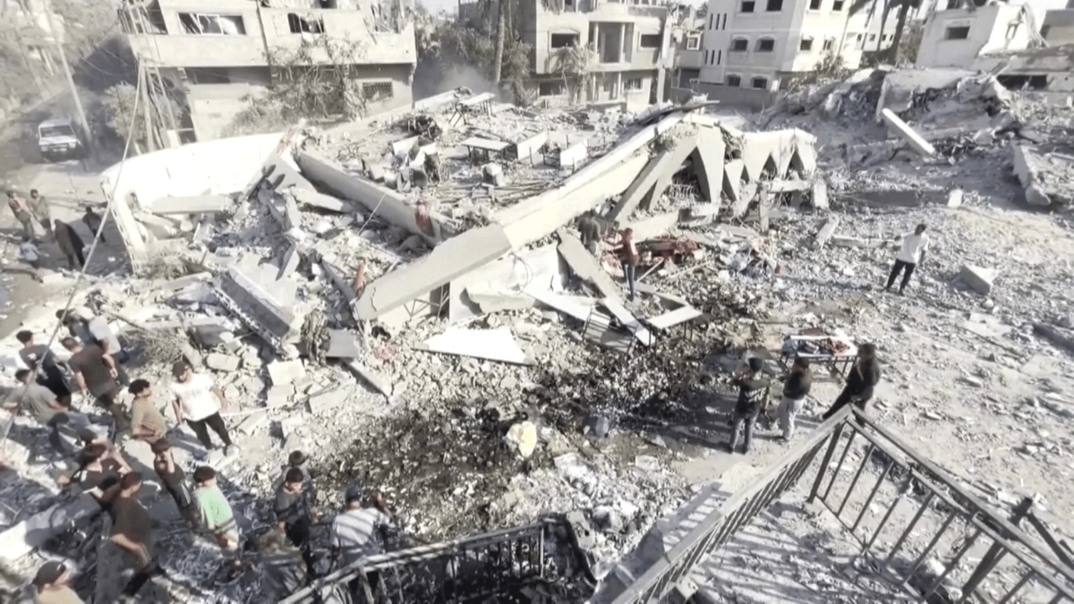 Cenário de Destruição Urbana e Busca em Escombros