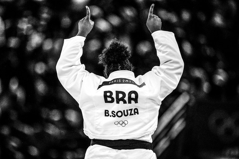 Atleta Brasileira B.Souza celebra vitória em Paris 2024