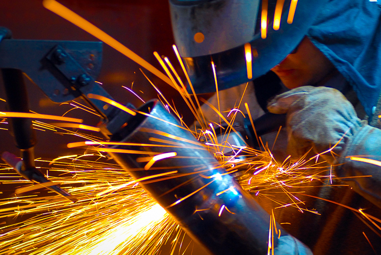 Trabalhador Metalúrgico em Ação Gerando Faíscas Intensas