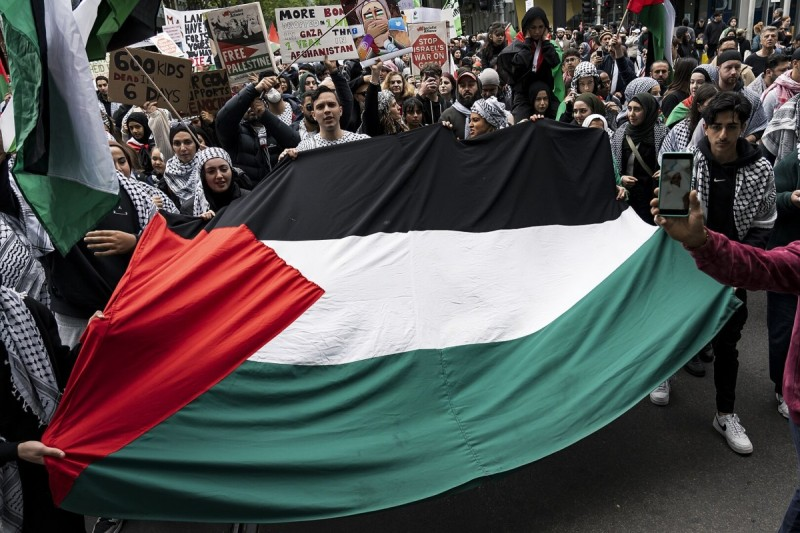 Manifestação Pró-Palestina: Bandeira Gigante e Clamor por Justiça