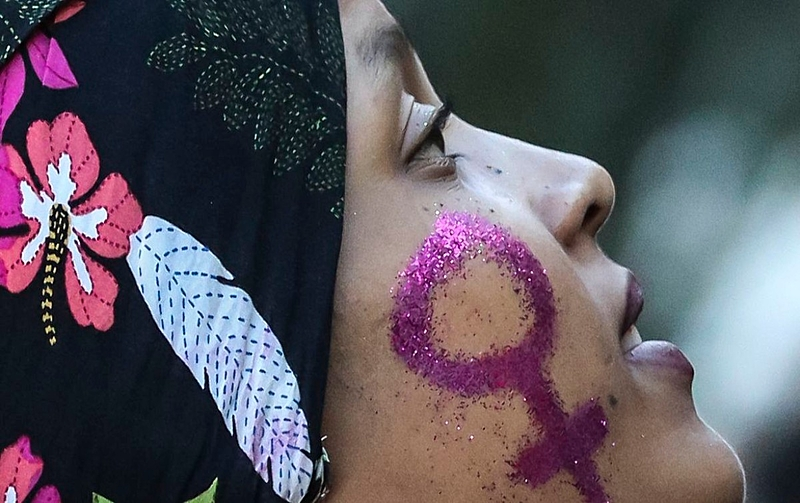 Mulher com Símbolo Feminino de Glitter no Rosto