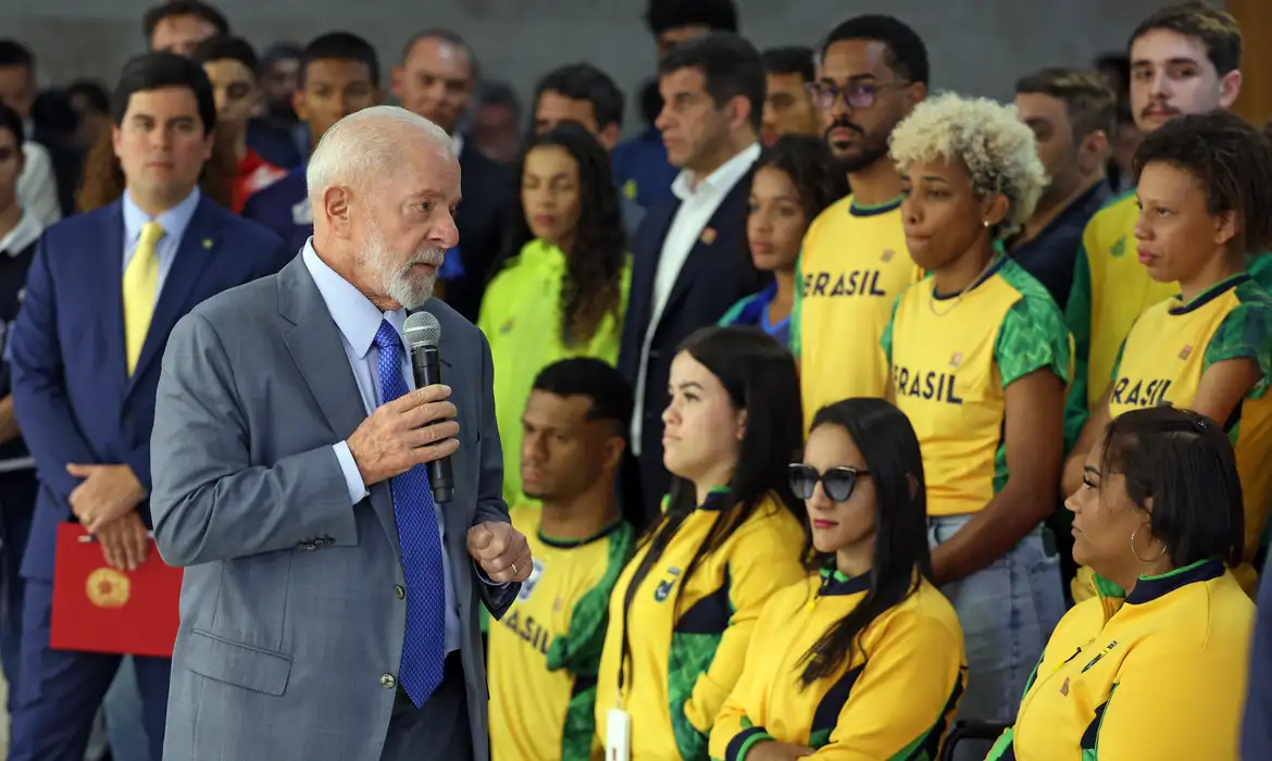 Lula discursa a atletas em evento oficial, celebrando esporte brasileiro.