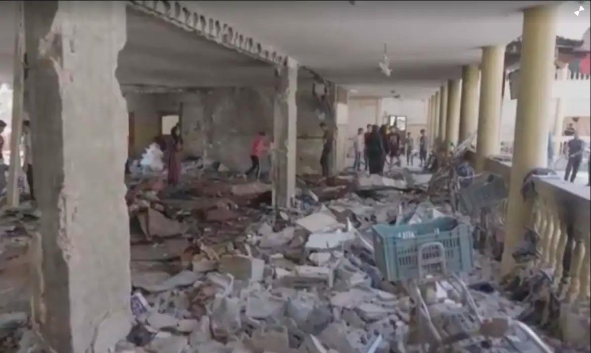 Edifício Destruído Pós-Conflito com Pessoas entre os Escombros