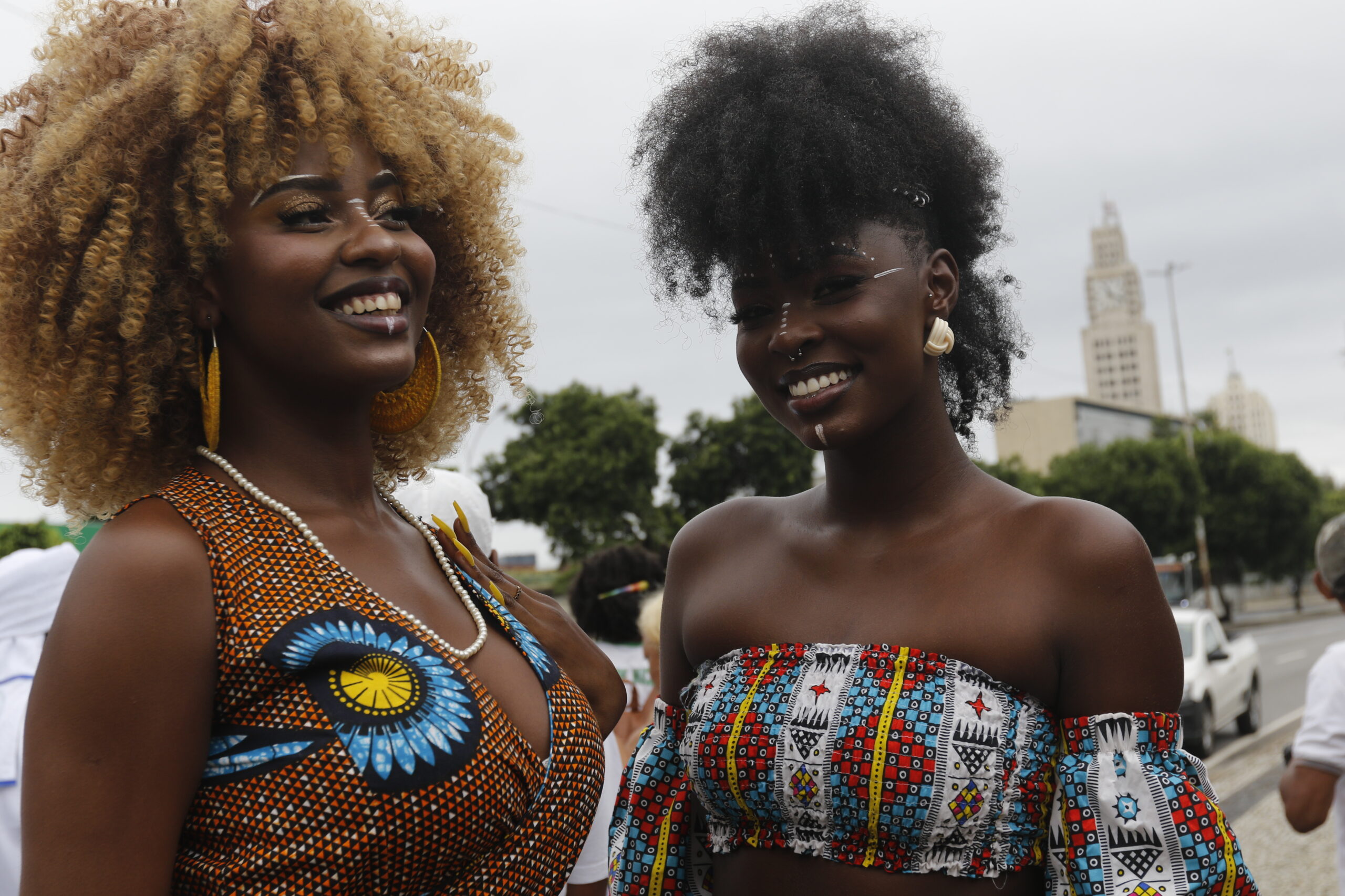 Duas Mulheres Negras em Celebração de Identidade e Cultura Vibrante