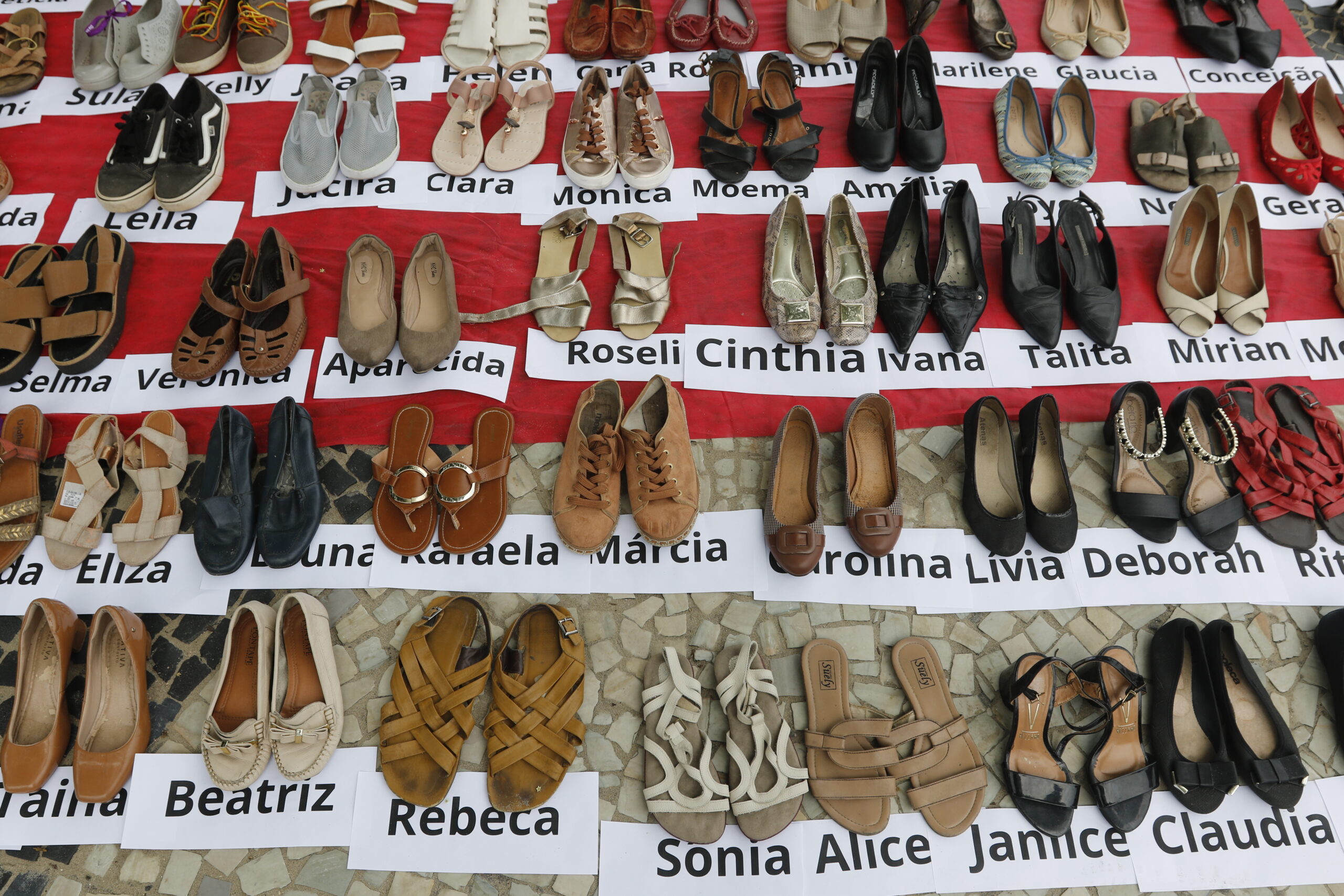 Sapatos Femininos com Nomes: Memória e Luta por Justiça