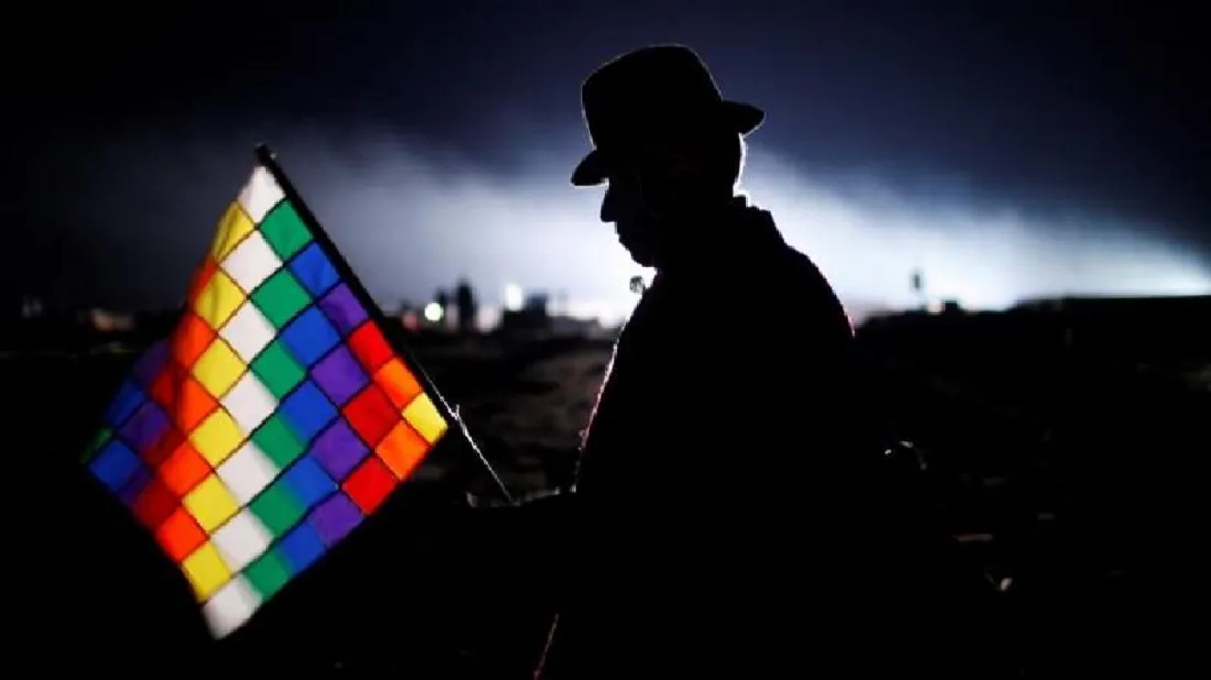 Silhueta com Wiphala: Símbolo de Resistência Andina